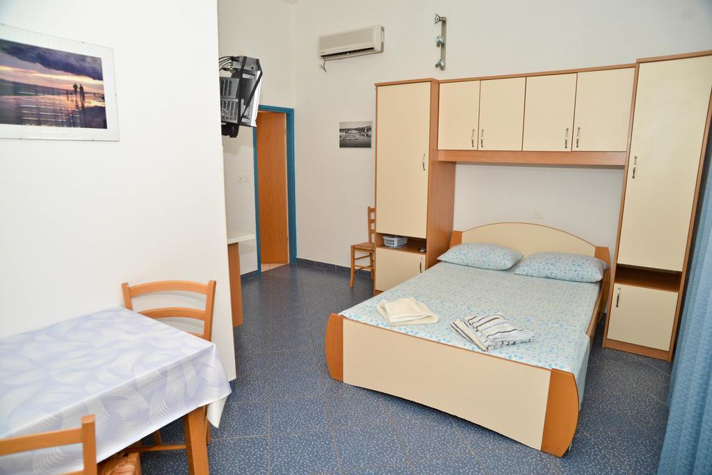 Apartments Lonic Kukljica Eksteriør billede